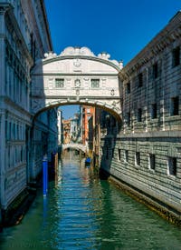 Gondole sous le pont des Soupirs, le long du Palais des Doges à Venise