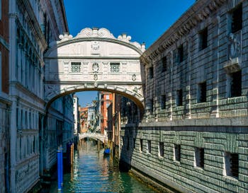 Die Seufzerbrücke in Venedig, über den Rio de Palazzo o de la Canonica.