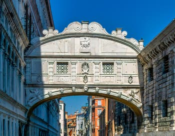 Le pont des Soupirs à Venise, entièrement fermé
