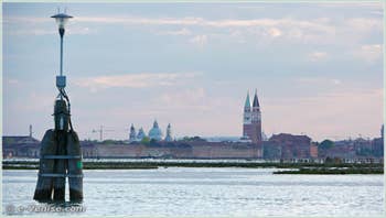 Les Bricole, ici une bricola avec une “dame”, qui indique l'entrée ou la sortie d'un canal. Vous pouvez aussi y voir une petite vierge, généralement là pour protéger les bateaux mais aussi parfois suite à un accident mortel. Photo prise dans la lagune nord de Venise, au fond à droite, les campaniles de Saint-Marc et de San Francesco de la Vigna.