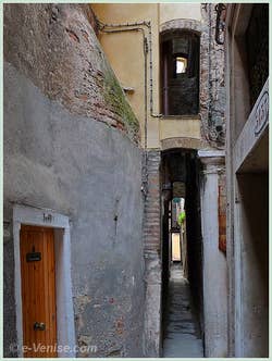 Calle Stretta : la Calle Varisco à Venise, 53 centimètres de large !