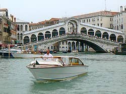 Motoscafo devant le pont du Rialto venise