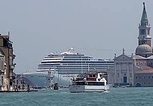 Navires de Croisière à Venise à faire peur ! 293m de long, 90.000 tonnes, 2.500 passagers et 987 membres d'équipage