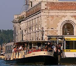 Station de Vaporetto de la Salute venise