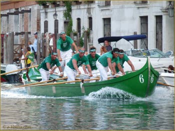 Das Rennen der Caorline bei der Regata Storica in Venedig, die historische Regatta
