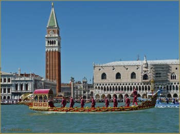 Regata Storica  - Le Cortège historique devant le Campanile de Saint-Marc et le Palais des Doges à Venise