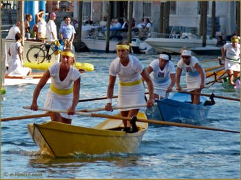 Regata Storica, die historische Regatta in Vensie: Das Frauenrennen auf Masacareta mit zwei Ruderinnen