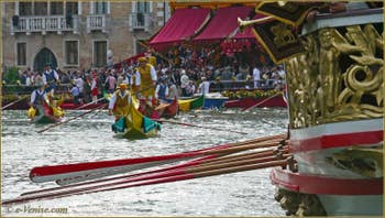 Regata Storica de Venise : la Machina, tribune officielle montée sur l'eau qui sert aussi de ligne d'arrivée