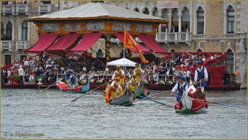 Die “Machina” bei der Regata Storica, der historischen Regatta von Venedig