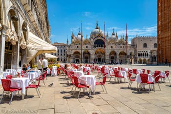 Le Café Quadri, place Saint-Marc à Venise.