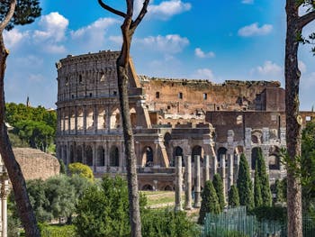 Le Colisée vu depuis le Palatin à Rome en Italie, l'amphithéâtre Flavien
