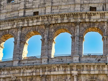 La façade du Colisée à Rome en Italie, l'amphithéâtre Flavien