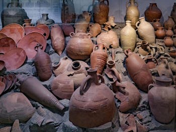 Amphores d'huile et de vin, musée Crypte Balbi à Rome en Italie
