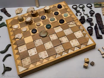 Boîte et jeu d'échec en ivoire, pièces et jetons, au musée Crypte Balbi à Rome en Italie