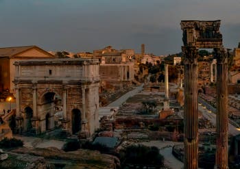 Le Forum Romain vu de nuit avec l'arc de Triomphe de Septime Sévère et à droite les colonnes du temple de la Concorde