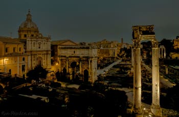 La Via Sacra vue de nuit, au centre du Forum Romain, à Rome en Italie