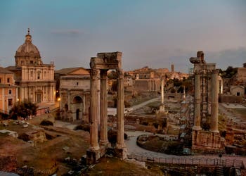 L'arc de triomphe de Septime Sévère vu de nuit et le Forum Romain à Rome en Italie