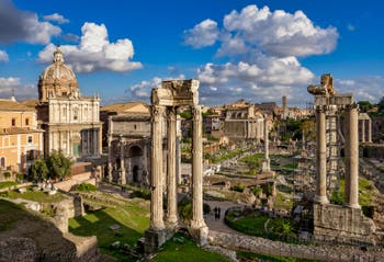 Le Forum Romain avec à droite les colonnes du temple de Saturne, à Rome en Italie