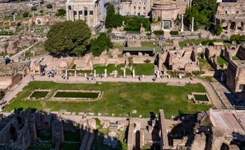 L'Atrium de la maison des Vestales et ses bassins, entourés des statues des Vestales, au Forum Romain