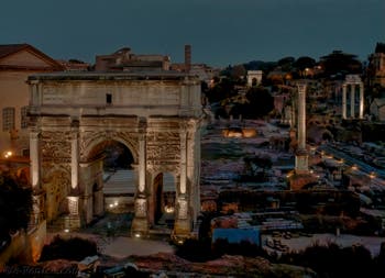 Le Forum Romain vu de nuit avec l'arc de Triomphe de Septime Sévère, la colonne Foca et le temple des Dioscures