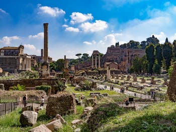Le Forum Romain, la colonne Foca et les colonnes du temple des Dioscures à Rome en Italie