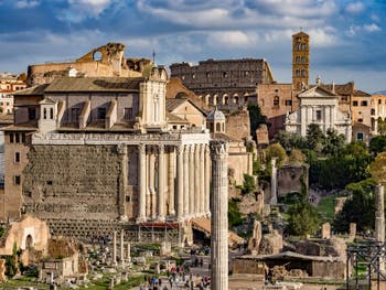 Le Forum Romain avec le temple d'Antonin et Faustine et au fond le Colisée