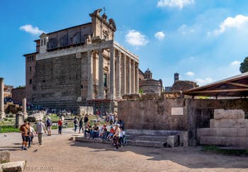 Con il suo tetto piatto, il tempio di Cesare nel Foro Romano