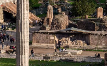 Con il suo tetto piatto, il tempio di Cesare nel Foro Romano