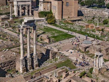 Les trois colonnes du temple des Dioscures et à droite, avec son toit en demi-cercle plat, le temple de César au Forum Romain