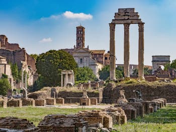 Les trois colonnes du temple des Dioscures Castor et Pollux au Forum Romain, à Rome en Italie