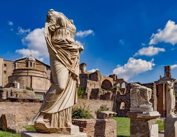 Les statues des Vestales le long de l'Atrium au Forum Romain à Rome en Italie