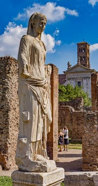 Statue de Vestale au Forum Romain à Rome en Italie