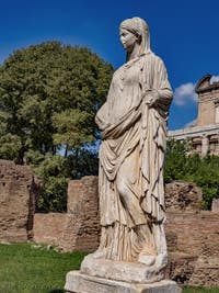 Statue de Vestale au Forum Romain à Rome en Italie
