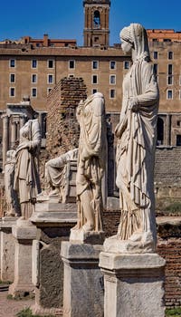 Statues des Vestales le long de l'Atrium de la maison des Vestales au Forum Romain à Rome en Italie
