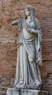 Statue d'une Vestale dans l'Atrium de la maison des Vestales au Forum Romain à Rome en Italie