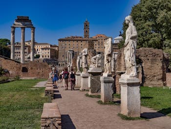 Les statues des Vestales le long de l'Atrium au Forum Romain à Rome en Italie