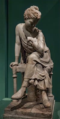 Statue d'une Jeune Fille Assise, 280-270 avant J.-C. au musée Centrale Montemartini à Rome en Italie