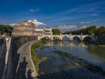 Le Château Saint-Ange, le Castel Sant'Angelo le long du Tibre et le pont Sant'Angelo à Rome