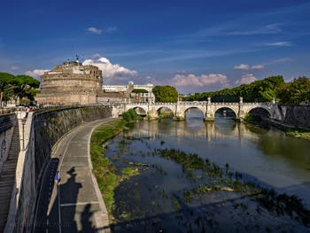 Le Château Saint-Ange, le Castel Sant'Angelo le long du Tibre et le pont Sant'Angelo à Rome