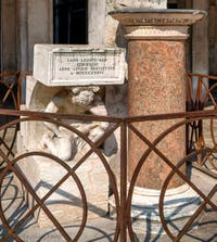 Le Bossu ou Gobbo du Rialto et la colonne des proclamations par Pietro Grazioli da Salò à Venise