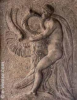 Leda et le Cygne - Sculpture érotique sous une arcade des Procuraties Nuove à Venise
