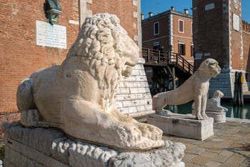 Le lion d'Héphaïstos de la Voie Sacrée qui reliait Athènes à Éleusis devant l'entrée de l'Arsenal de Venise