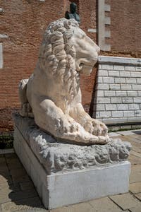 Le lion d'Héphaïstos de la Voie Sacrée qui reliait Athènes à Éleusis devant l'entrée de l'Arsenal de Venise