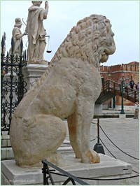 Der Löwe, der am Eingang des Hafens von Piräus in Athen stand und von Francesco Morosini nach Venedig gebracht wurde, um vor dem Eingang des Arsenals von Venedig aufgestellt zu werden
