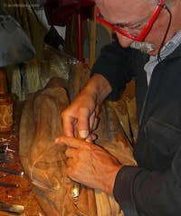 Livio de Marchi Holzschnitzer in seiner Werkstatt in Venedig