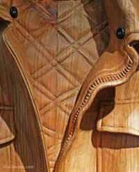 Livio de Marchi : Détail d'un blouson sculpté tout en bois