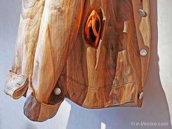 Livio de Marchi, sculpteur sur bois à Venise : Détail de la poche d'un blouson en bois sculpté