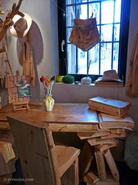 Livio de Marchi : bureau livres et chaises sculptés en bois