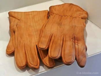 Livio de Marchi paire de gants en bois sculpté