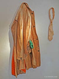 Livio de Marchi, manteau et cravate en bois sculpté